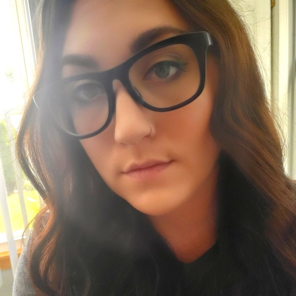 Meet your Posher, Renee - Picture 1 of 4